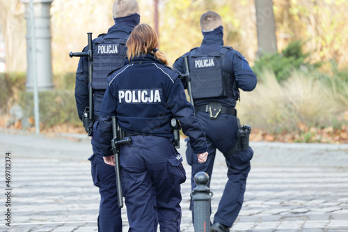 Polska policja pilnuje porządku w dużym mieście w czasie święta niepodległości.  photo