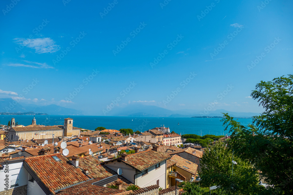 Blick über die Dächer von Desenzano auf den Gardasee