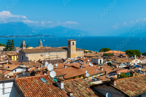Blick über die Dächer von Desenzano auf den Gardasee