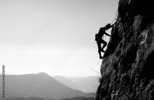silueta de una chica escalando una montaña