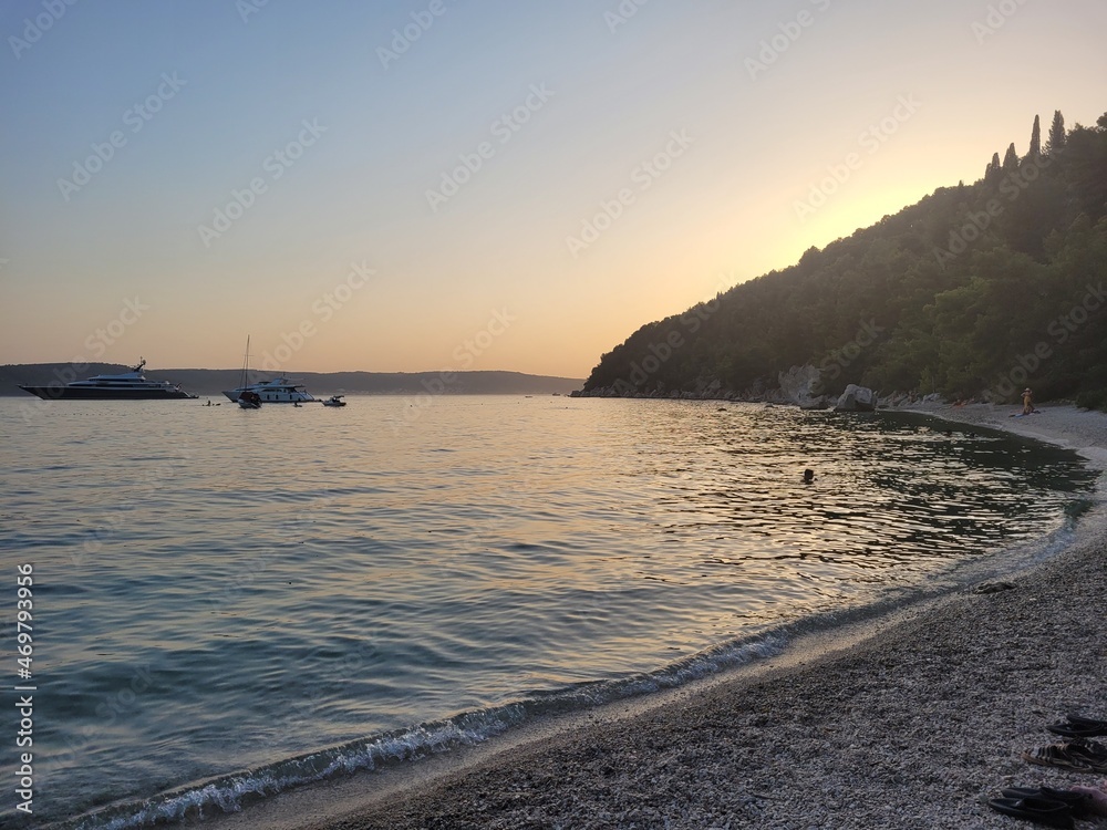 Obraz premium Coucher de soleil sur une plage croate