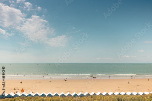 Leinwand Poster grande plage avec cabines bleues de bain devant l'océan à Saint-Gilles-Croix-de-