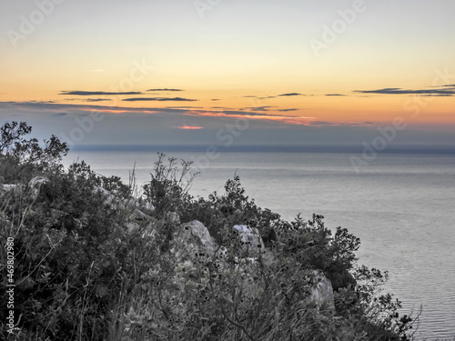 Coucher de soleil sur la mer sur la Côte d'Azur depuis la montagne 