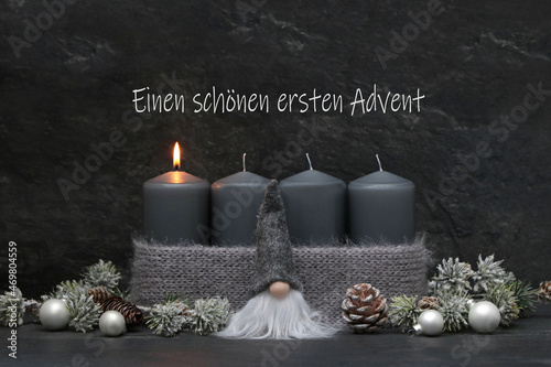 Adventsdekoration: Graue Kerzen mit Wichtel zum ersten Advent. photo