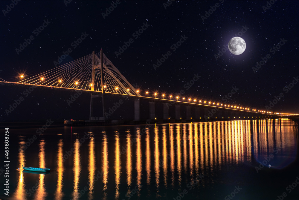 Puente Rosario-Victoria de la ciudad de Rosario, de noche