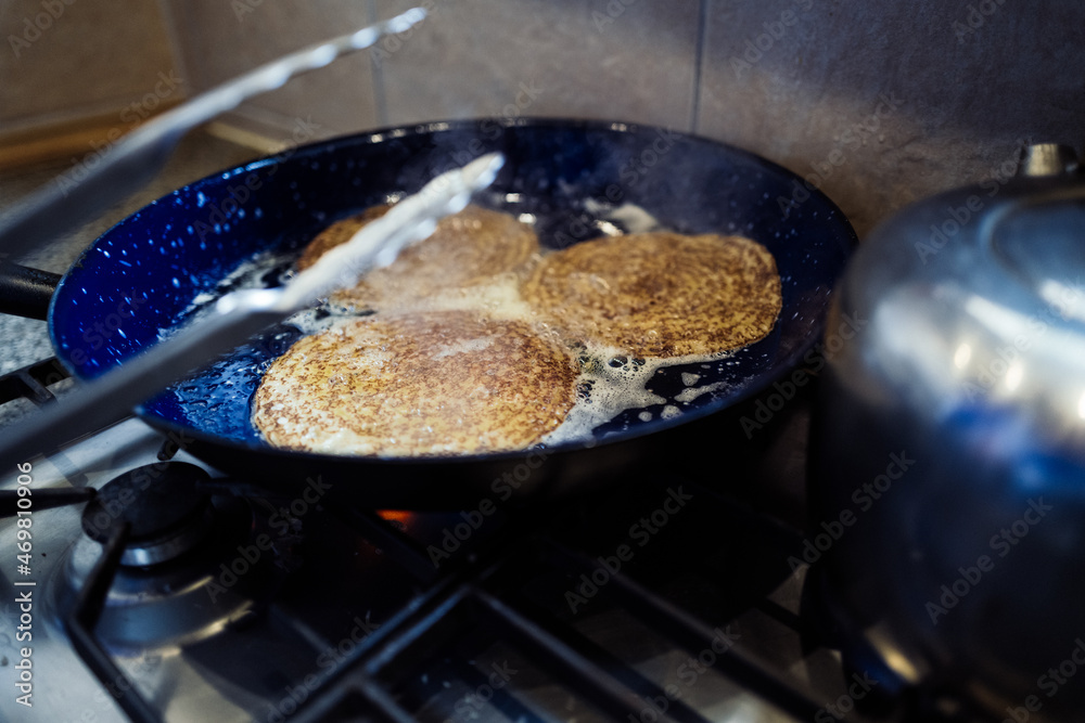 Drei Pfannkuchen werden in einer Bratpfanne zubereitet Drei Pfannkuchen werden in einer Bratpfanne zubereitet