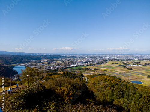 秋晴れの青空と神通川に囲まれた広大な富山平野 © oonoteruaki