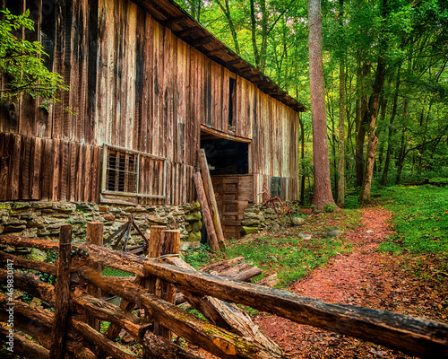 Foto An old rustic rural barn deep in the mountains