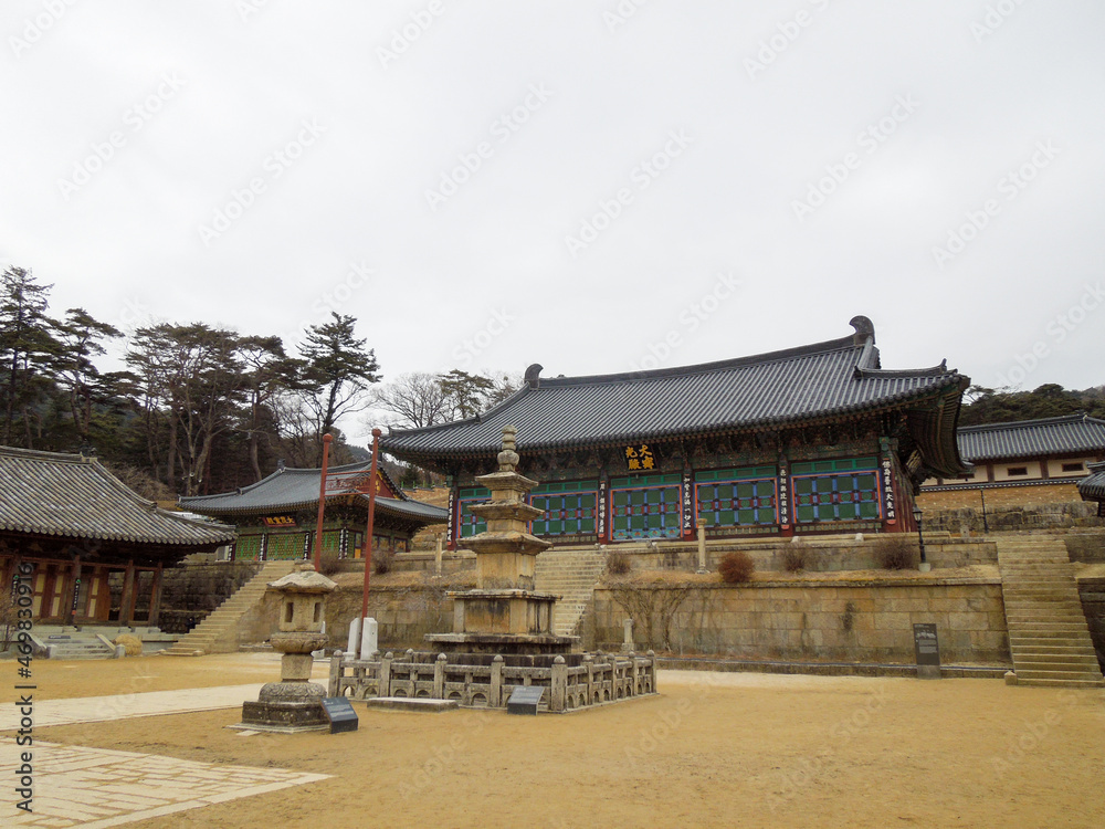 Fototapeta premium アジアの寺院の中にある仏塔