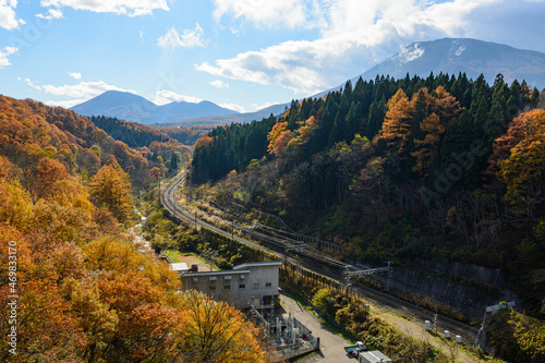 山と紅葉と鉄道