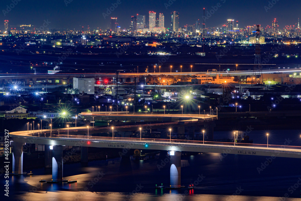 Obraz premium 四日市港 いなばポートラインと名古屋方面の夜景