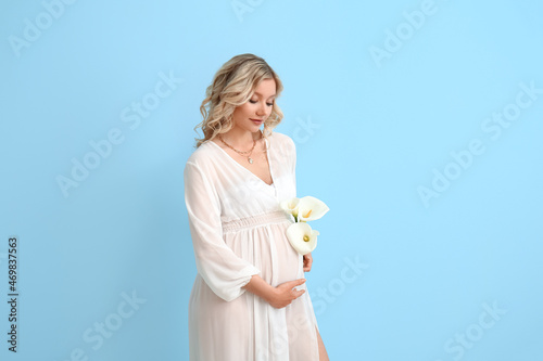 Young pregnant woman with c...