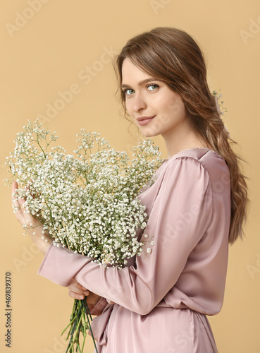 Pretty young woman with bou...