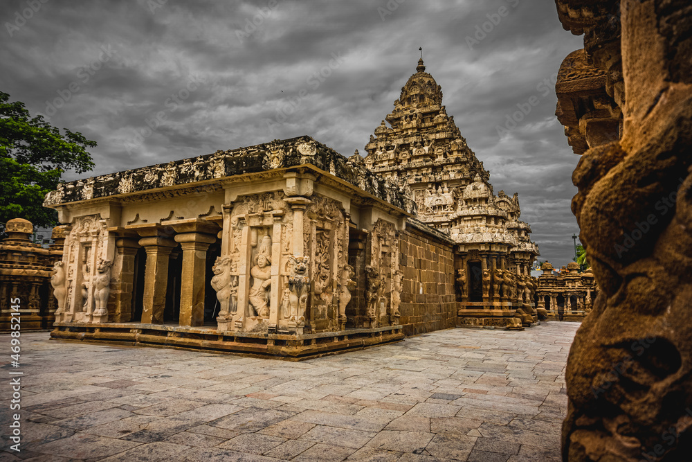 Naklejka premium Beautiful Pallava architecture and exclusive sculptures at The Kanchipuram Kailasanathar temple, Oldest Hindu temple in Kanchipuram, Tamil Nadu - One of the best archeological sites in South India