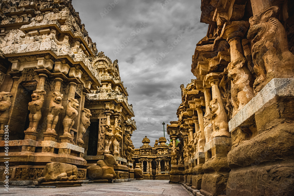 Naklejka premium Beautiful Pallava architecture and exclusive sculptures at The Kanchipuram Kailasanathar temple, Oldest Hindu temple in Kanchipuram, Tamil Nadu - One of the best archeological sites in South India