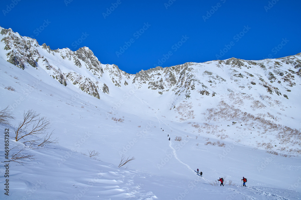 冬の千畳敷カールと宝剣岳方面を見る