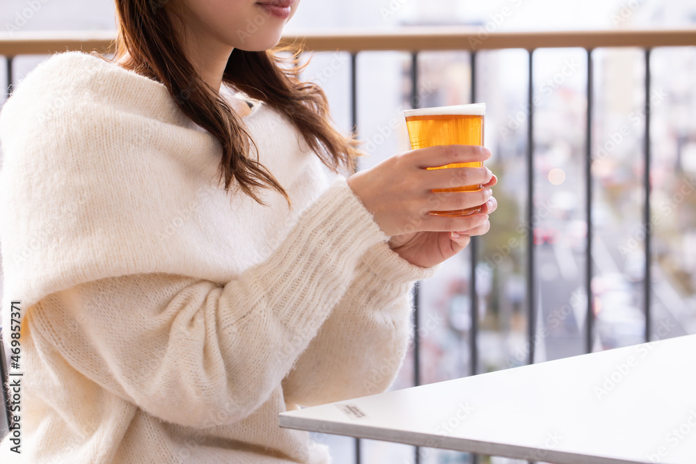 テラス席でビールを飲む女性　beer