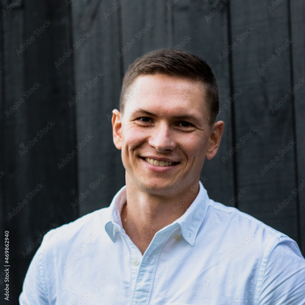 Obraz premium Head shot of a young professional white male with short brown hair and dimples 