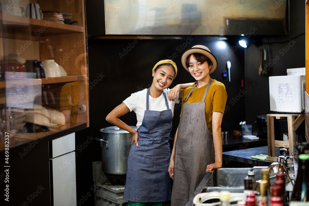 飲食店を経営する若い女性たち ポートレート 飲食店を経営する若い女性たち ポートレート