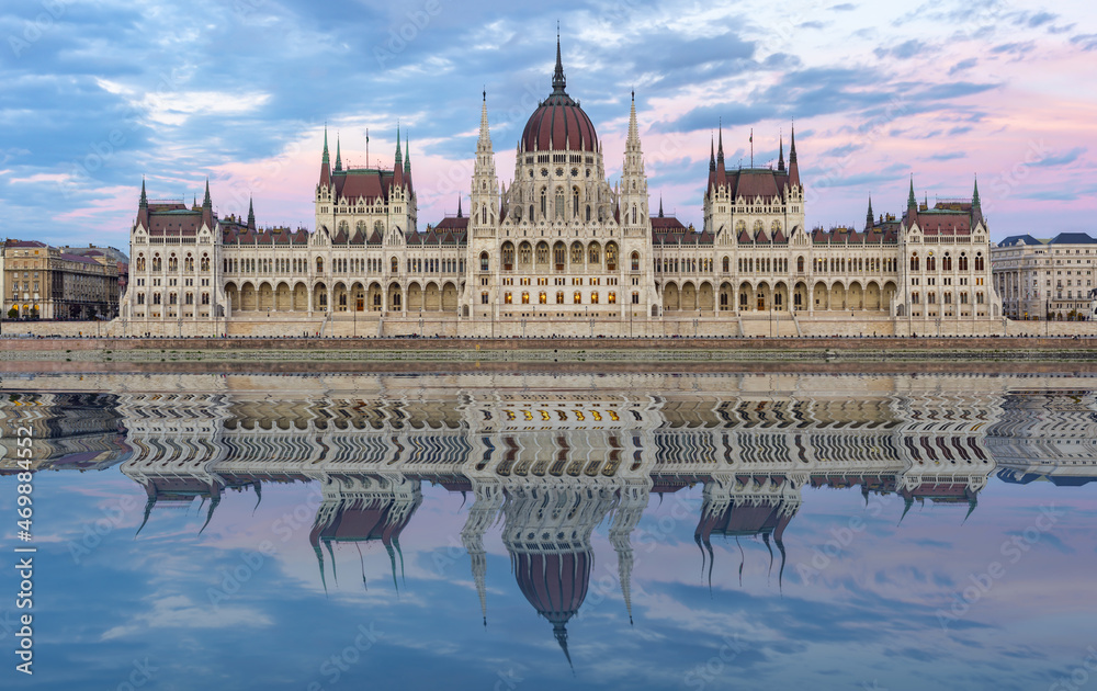 Naklejka premium Hungarian Parliament building at sunset with reflection in Danube river, Budapest, Hungary