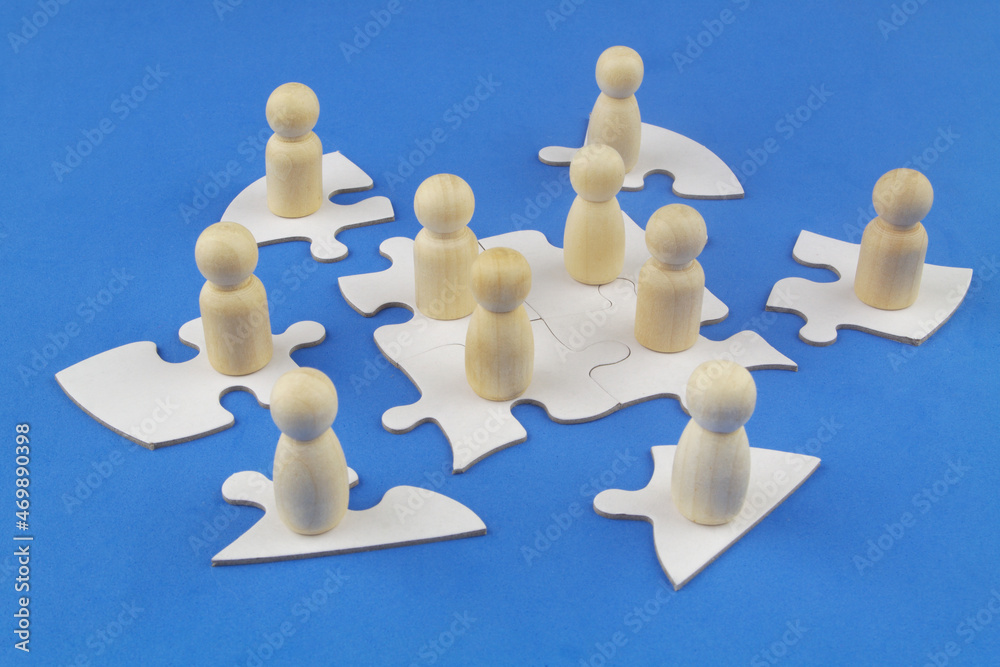 Obraz premium Many people figures on white puzzles. Hire employees, team building, teamwork concept. 