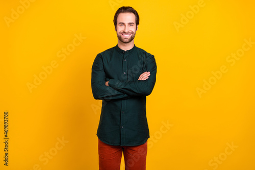 Photo of confident attractive young man wear smart casual outfit smiling arms folded isolated yellow color background © deagreez