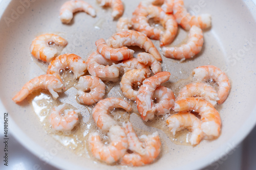 Shrimp fried in a white ceramic pan