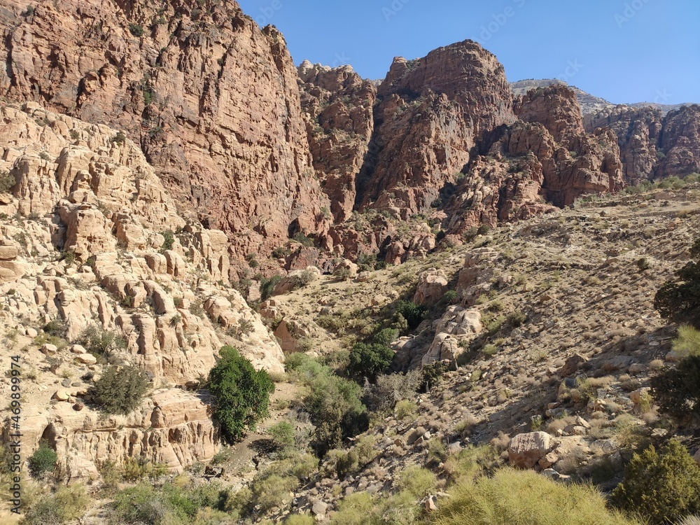 Dana, la plus grande réserve naturelle de Jordanie, marche en plein milieu d'une zone montagneuse rouge et blanche, avec un peu de verdure et de la forte chaleur, sans ombre, escalade montagnes sommet