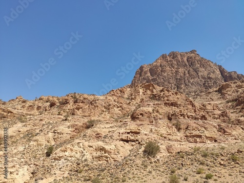 Dana, la plus grande réserve naturelle de Jordanie, marche en plein milieu d'une zone montagneuse rouge et blanche, avec un peu de verdure et de la forte chaleur, sans ombre, montagnes escalader © Nicolas Vignot