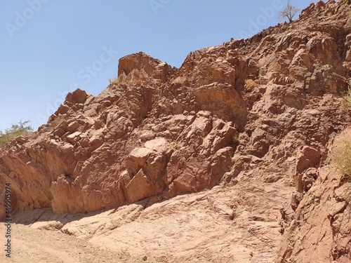 Dana, la plus grande réserve naturelle de Jordanie, marche en plein milieu d'une zone montagneuse rouge et blanche, avec un peu de verdure et de la forte chaleur, sans ombre, gros plan rochers secs