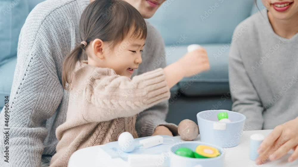 おままごとをする女の子