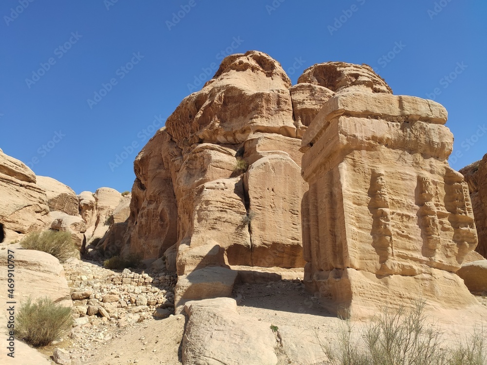 La petite cité nabatéenne Petra, en Jordanie, ancien chemin et historique de transport de produits locaux, des habitations taillées dans la roche, ombre, extérieur et végétation