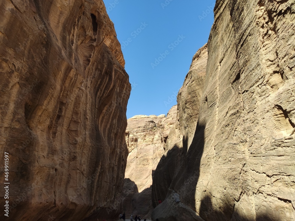 La grande cité nabatéenne Petra, en Jordanie, ancien chemin et historique de transport, des habitations taillées dans la roche, ombre, crevasse et escalade et chemin entre deux montagnes