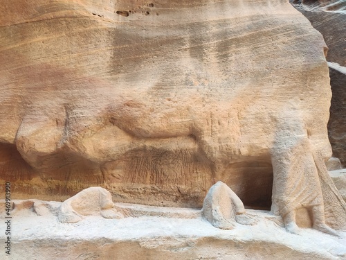 La grande cité nabatéenne Petra, en Jordanie, ancien chemin et historique de transport, dessin à moitié effacé par le temps, reprensentant des dromadaires et bedouins photo