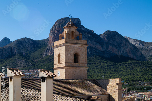 campanario de la iglesia pueblo medieval photo