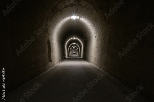 túnel oscuro de una antigua vía del tren