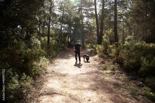 Mi amigo fiel y yo de paseo por el bosque © Teresa