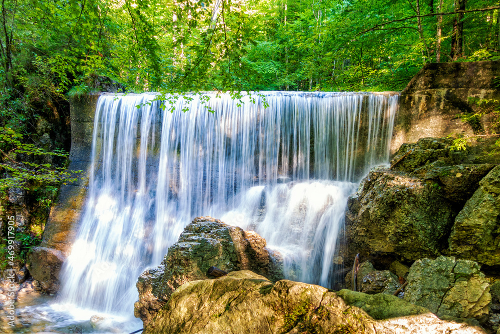Obraz premium Das Lainbachwehr bei Kochel im See