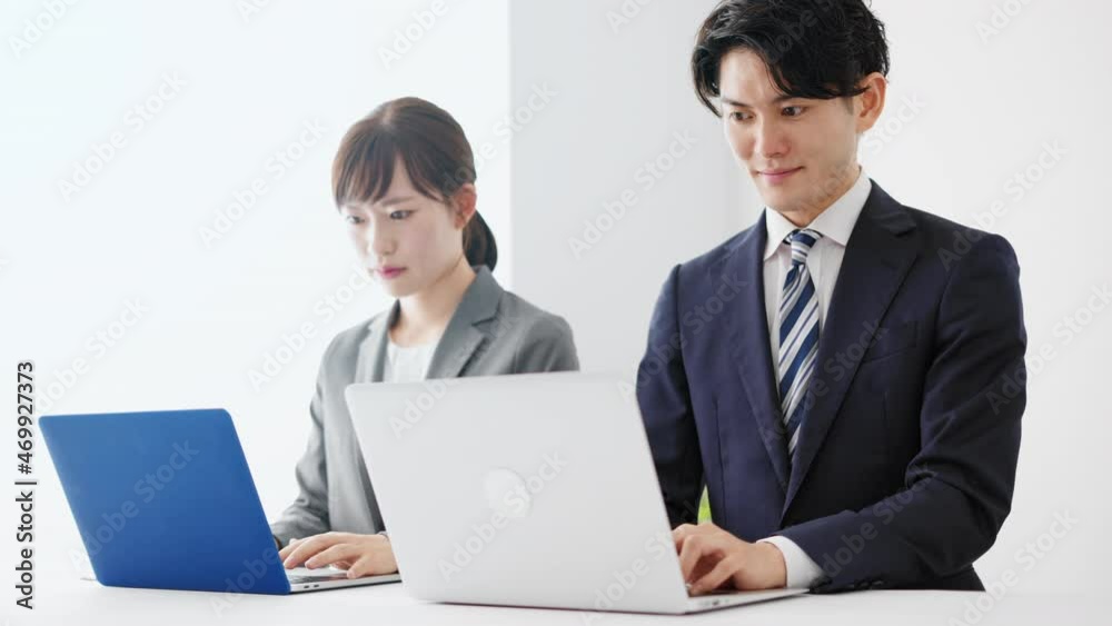 仕事をするビジネスマンとビジネスウーマン 仕事をするビジネスマンとビジネスウーマン