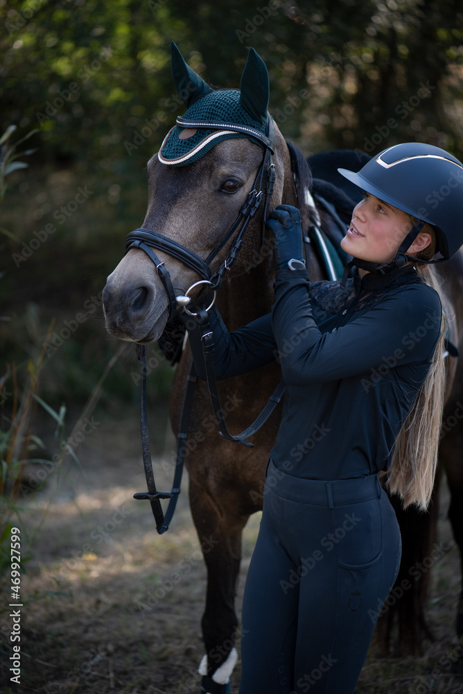 Fototapeta premium Reiterin mit Pferd