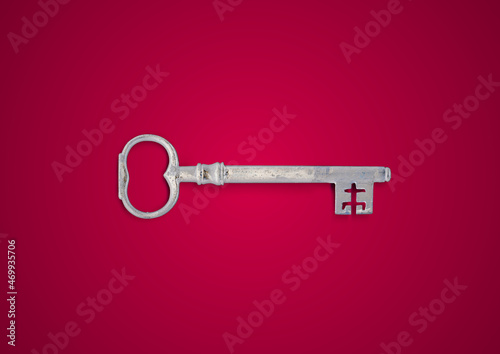 alter schwerer rostiger kirchenschlüssel - schlüssel auf roten Hintergrund © kaptn