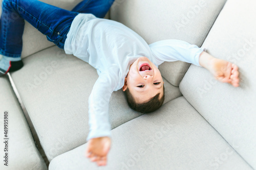 Tableau sur toile Little crazy boy on living room look like hyperactive
