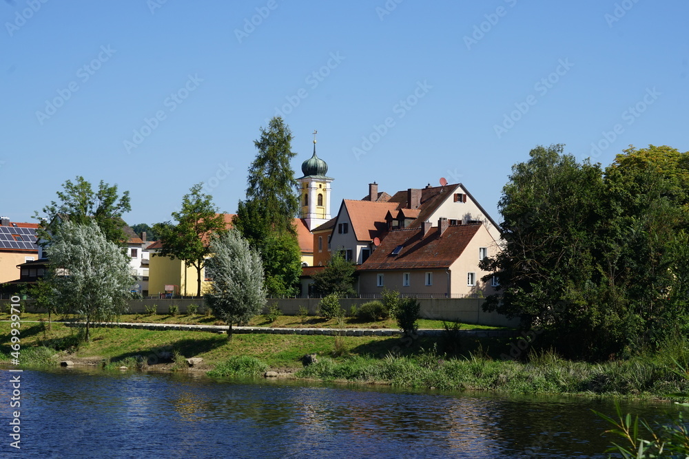 Stadtteil Sallern in Regensburg mit dem Kirchturm der Kirche Mariä Himmelfahrt Stadtteil Sallern in Regensburg mit dem Kirchturm der Kirche Mariä Himmelfahrt