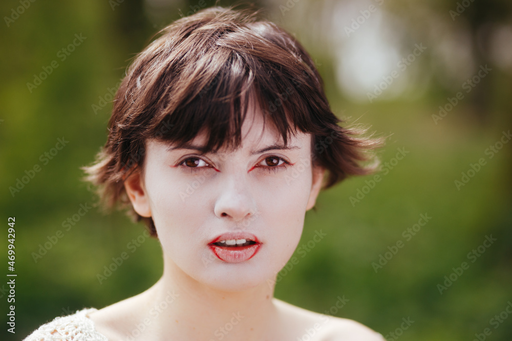short-haired tomboy with the corners of her mouth and eyes painted red short-haired tomboy with the corners of her mouth and eyes painted red