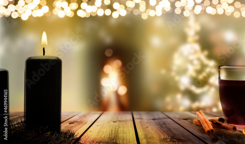 Unscharfer Weihnachtshintergrund mit Lichterketten und Christbaum