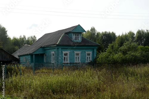 Residential wooden house in the village of Konyukovo, Yaroslavl region © b201735