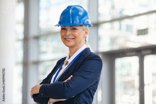 Фотография Portrait of mature architect with hardhat at construction site