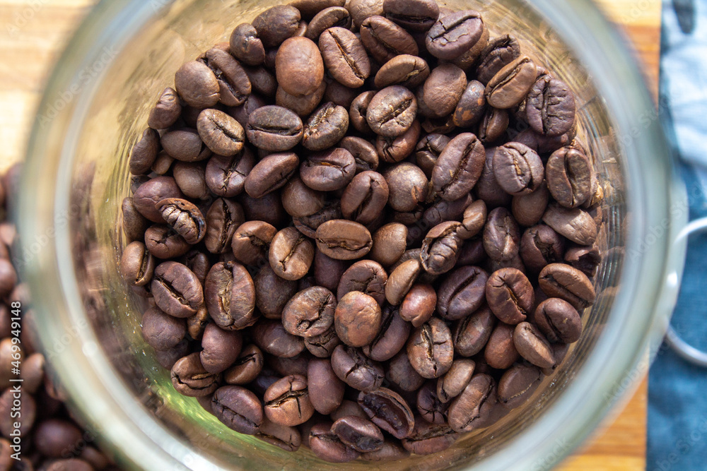 Fototapeta premium roasted coffee on the table