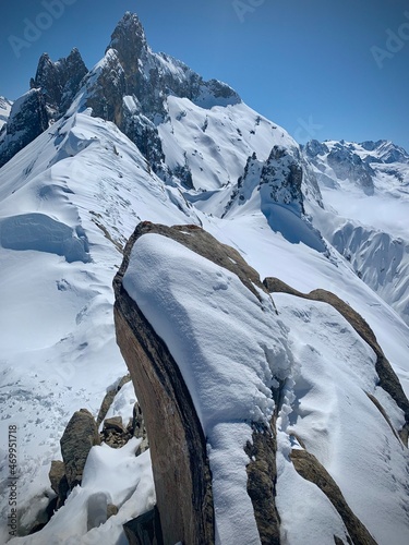 Aiguilles, sommets et pics en montagne dans le parc national de la Vanoise en France.