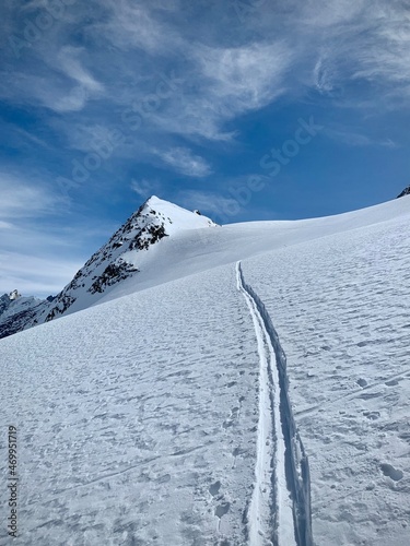 Traces de ski de randonnée en Savoie dans les Alpes.
Neige fraîche et poudreuse en hiver.